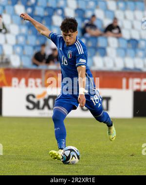 Budapest, Ungheria. 21st maggio, 2023. Emanuele Rao d'Italia spara in gol durante la partita di Gruppo B tra Serbia e Italia del Campionato europeo UEFA Under-17 2023 allo Stadio Hidegkuti Nandor il 21 maggio 2023 a Budapest, Ungheria. Credit: Laszlo Szirtesi/Alamy Live News Foto Stock