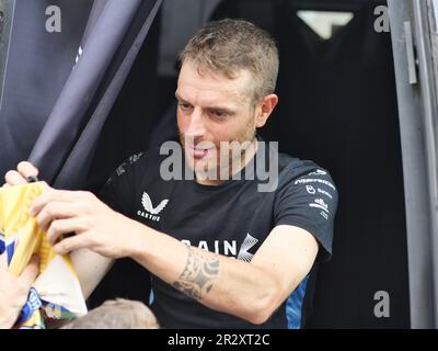 Bergamo, Italia. 21st maggio, 2023. Damiano Caruso saluta i fan e firma autografi dopo la fase 15 del giro d'Italia da Seregno a Bergamo vinto da McNulty Credit: Independent Photo Agency/Alamy Live News Foto Stock