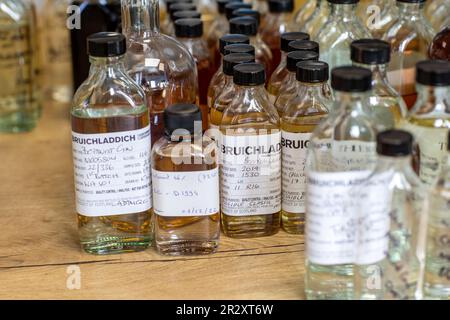 ISLAY, SCOZIA - bottiglie campione di whisky per distilleria Bruichladdich Foto Stock