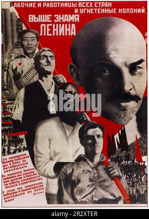 Manifesti di propaganda raffiguranti Lenin che fondò l'Unione Sovietica, uno stato socialista monopartitico governato dal Partito comunista ideologicamente marxista Foto Stock