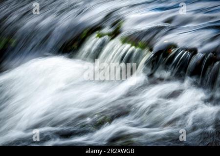 Veloce che scorre a est del fiume Lyn Foto Stock