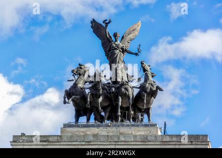 LONDRA - 3 NOVEMBRE : Monumento a Wellington nel mezzo della rotonda di Hyde Park Corner a Londra il 3 novembre 2013 Foto Stock