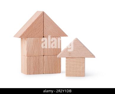 casa in legno. Giocattoli per bambini - cubi di legno su sfondo bianco Foto Stock