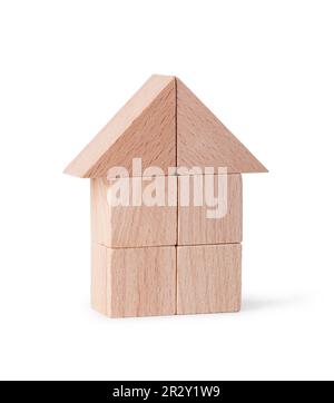 casa in legno. Giocattoli per bambini - cubi di legno su sfondo bianco Foto Stock