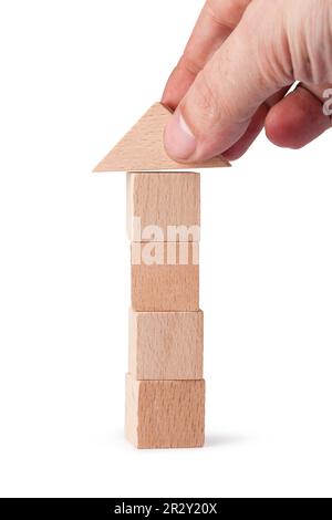 Mattoni di legno torre giocattoli per bambini - cubi di legno su sfondo bianco Foto Stock