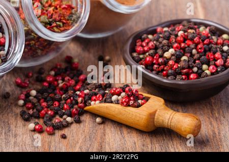 peperoni di miscela su un legno Foto Stock