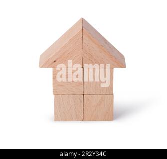 casa in legno. Giocattoli per bambini - cubi di legno su sfondo bianco Foto Stock