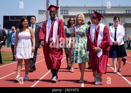 Hiroshima, Giappone. 21st maggio, 2023. STATI UNITI First Lady Jill Biden cammina con gli studenti durante la cerimonia di laurea di M.C. Perry High School presso la stazione aerea del corpo dei Marine di Iwakuni, 21 maggio 2023 a Iwakuni, prefettura di Yamaguchi, Giappone. Credit: Erin Scott/White House Photo/Alamy Live News Foto Stock