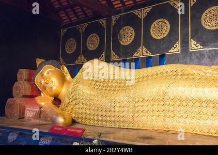 Statua del Buddha, Wat Chedi Luang, Chiang Mai, Thailandia Foto Stock