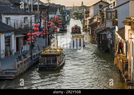 Per via navigabile, canal con imbarcazioni turistiche, Suzhou, Cina Foto Stock