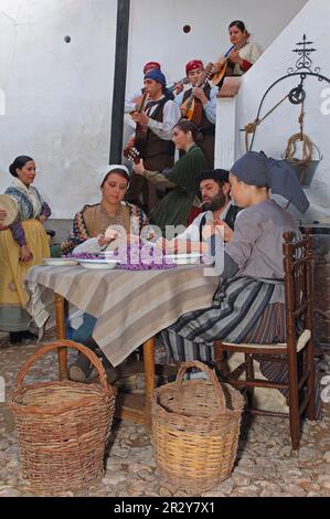 Scopare le macchine per fiori di zafferano, lavorazione dello zafferano, Consuegra, Fiesta de la Rosa del Azafran, Via Don Chisciotte, Provincia di Toledo, Castilla-la Mancha Foto Stock