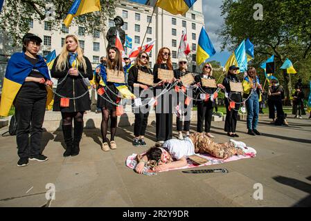 Londra, Regno Unito - Maggio 20th 2023: Manifestanti ucraini al di fuori di Downing Street, che chiedono il rilascio dei prigionieri di guerra catturati a Mariupol. Foto Stock