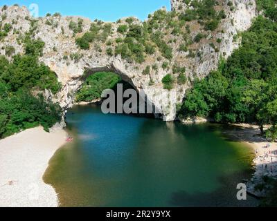 Ardeche Arch, Ponte Naturale, Pont d'Arc, Les Gorges de l'Ardeche, fiume Ardeche, Aiguze, Languedoc-Roussillon, Francia Foto Stock