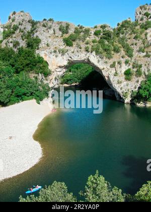 Ardeche Arch, Ponte Naturale, Pont d'Arc, Les Gorges de l'Ardeche, fiume Ardeche, Aiguze, Languedoc-Roussillon, Francia Foto Stock