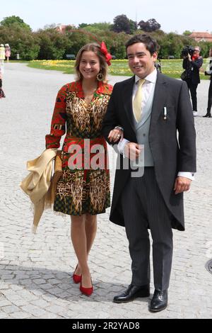 MONACO di BAVIERA, Germania - 20. 2023 MAGGIO: Prinzessin Maria Francisca von Portugal, Verlobter Duarte de Sousa Araujo Martins, arrivo degli ospiti al Palazzo di Nymphenburg per il pranzo di nozze tenuto nei giardini del Palazzo. Lo Schloss Nymphenburg il principe Ludwig von Bayern e sua moglie Sofia-Alexandra Principessa di Baviera si sposarono. Il Prinz Ludwig fa parte della dinastia Wittelsbacher. WITTELSBACHER HOCHZEIT, matrimonio reale a Monaco il 20. Maggio 2023, in Germania. Ludwig Prinz von Bayern und seine Frau Sophie-Alexandra Prinzessin von Bayern, nato Sophie-Alexandra Eveking, stammt aus einer niederländisch-kanadischen Fam Foto Stock