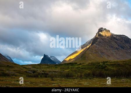 Sole mattutino sulla montagna del Massiccio Nallo lungo il sentiero per il rifugio Nallo, Lapponia, Svezia Foto Stock