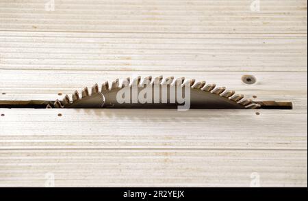 Ripresa ritagliata di una macchina per il taglio del legno in un'officina Foto Stock