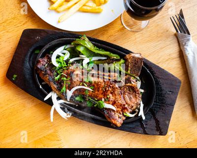 Entrecote medio arrosto guarnito con insalata di verdure fresche Foto Stock
