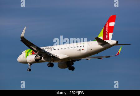 L'aereo delle compagnie aeree portoghesi si avvicina per l'atterraggio Foto Stock