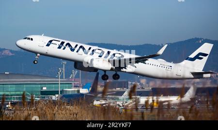 Finnair Airbus A321 OH-LZN decollo dall'aeroporto di Barcellona Foto Stock