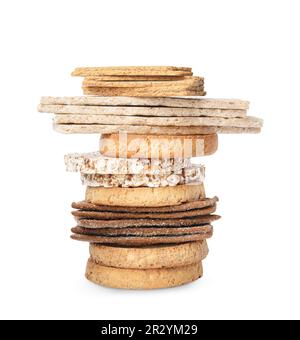 Pila di crocchette di segale fresche, torte di riso croccanti e fette biscottate su sfondo bianco Foto Stock