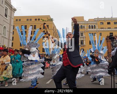 Lima, Perù. 21st maggio, 2023. I ballerini popolari indigeni peruviani che indossavano costumi tradizionali delle regioni andine portarono di nuovo nelle strade del centro di Lima, come ogni domenica prima della pandemia, per diffondere le loro danze colorate e le loro tradizioni ancestrali. Credit: Agenzia Stampa Fotoholica/Alamy Live News Foto Stock