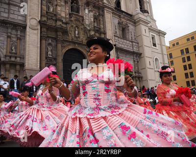 Lima, Perù. 21st maggio, 2023. Gruppo di donne che si esibiscono quando i ballerini popolari indigeni peruviani indossavano costumi tradizionali delle regioni andine scesero di nuovo per le strade del centro di Lima, come ogni domenica prima della pandemia, per diffondere le loro danze colorate e le tradizioni ancestrali. Credit: Agenzia Stampa Fotoholica/Alamy Live News Foto Stock