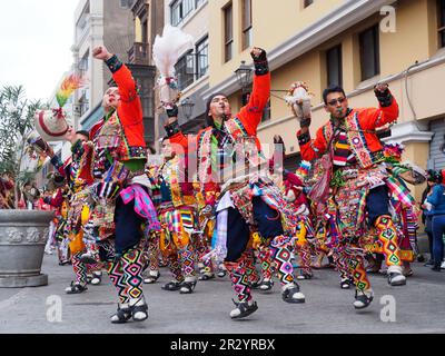 Lima, Perù. 21st maggio, 2023. Gruppo di uomini che si esibiscono quando i ballerini popolari indigeni peruviani indossavano costumi tradizionali delle regioni andine scesero di nuovo per le strade del centro di Lima, come ogni domenica prima della pandemia, per diffondere le loro danze colorate e le tradizioni ancestrali. Credit: Agenzia Stampa Fotoholica/Alamy Live News Foto Stock