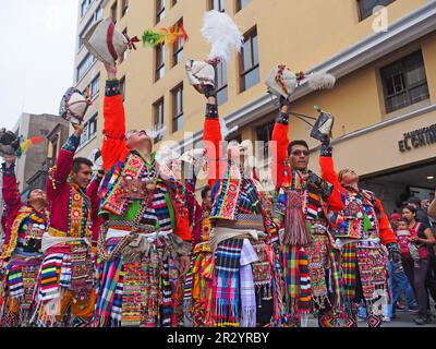 Lima, Perù. 21st maggio, 2023. Gruppo di uomini che si esibiscono quando i ballerini popolari indigeni peruviani indossavano costumi tradizionali delle regioni andine scesero di nuovo per le strade del centro di Lima, come ogni domenica prima della pandemia, per diffondere le loro danze colorate e le tradizioni ancestrali. Credit: Agenzia Stampa Fotoholica/Alamy Live News Foto Stock