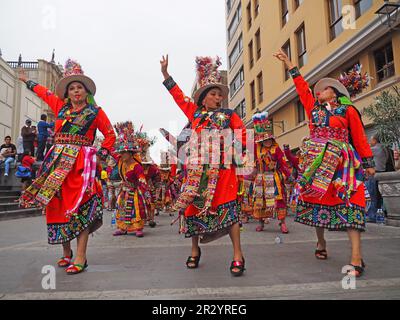 Lima, Perù. 21st maggio, 2023. Gruppo di donne che si esibiscono quando i ballerini popolari indigeni peruviani indossavano costumi tradizionali delle regioni andine scesero di nuovo per le strade del centro di Lima, come ogni domenica prima della pandemia, per diffondere le loro danze colorate e le tradizioni ancestrali. Credit: Agenzia Stampa Fotoholica/Alamy Live News Foto Stock