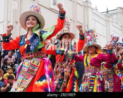 Lima, Perù. 21st maggio, 2023. Gruppo di donne che si esibiscono quando i ballerini popolari indigeni peruviani indossavano costumi tradizionali delle regioni andine scesero di nuovo per le strade del centro di Lima, come ogni domenica prima della pandemia, per diffondere le loro danze colorate e le tradizioni ancestrali. Credit: Agenzia Stampa Fotoholica/Alamy Live News Foto Stock