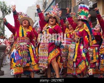 Lima, Perù. 21st maggio, 2023. Gruppo di donne che si esibiscono quando i ballerini popolari indigeni peruviani indossavano costumi tradizionali delle regioni andine scesero di nuovo per le strade del centro di Lima, come ogni domenica prima della pandemia, per diffondere le loro danze colorate e le tradizioni ancestrali. Credit: Agenzia Stampa Fotoholica/Alamy Live News Foto Stock