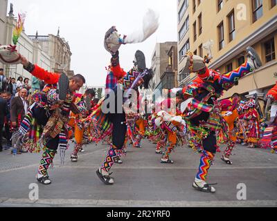 Lima, Perù. 21st maggio, 2023. Gruppo di uomini che si esibiscono quando i ballerini popolari indigeni peruviani indossavano costumi tradizionali delle regioni andine scesero di nuovo per le strade del centro di Lima, come ogni domenica prima della pandemia, per diffondere le loro danze colorate e le tradizioni ancestrali. Credit: Agenzia Stampa Fotoholica/Alamy Live News Foto Stock