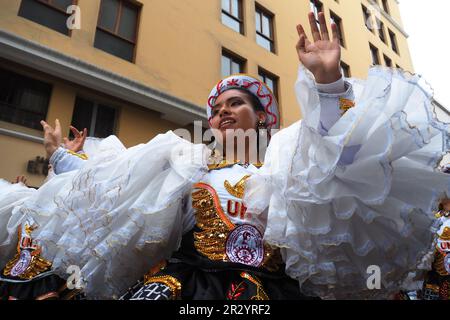 Lima, Perù. 21st maggio, 2023. Donna che si esibisce quando ballerini popolari indigeni peruviani indossando costumi tradizionali dalle regioni andine scesero di nuovo per le strade del centro di Lima, come fecero ogni domenica prima della pandemia, per diffondere le loro danze colorate e le loro tradizioni ancestrali. Credit: Agenzia Stampa Fotoholica/Alamy Live News Foto Stock