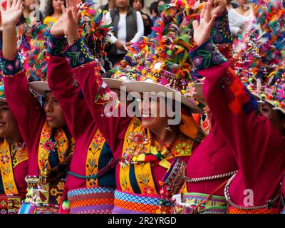 Lima, Perù. 21st maggio, 2023. Gruppo di donne che si esibiscono quando i ballerini popolari indigeni peruviani indossavano costumi tradizionali delle regioni andine scesero di nuovo per le strade del centro di Lima, come ogni domenica prima della pandemia, per diffondere le loro danze colorate e le tradizioni ancestrali. Credit: Agenzia Stampa Fotoholica/Alamy Live News Foto Stock