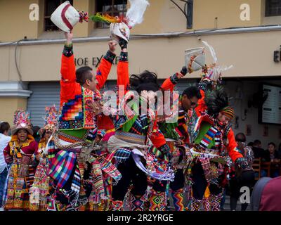 Lima, Perù. 21st maggio, 2023. Gruppo di uomini che si esibiscono quando i ballerini popolari indigeni peruviani indossavano costumi tradizionali delle regioni andine scesero di nuovo per le strade del centro di Lima, come ogni domenica prima della pandemia, per diffondere le loro danze colorate e le tradizioni ancestrali. Credit: Agenzia Stampa Fotoholica/Alamy Live News Foto Stock