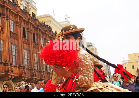 Lima, Perù. 21st maggio, 2023. Donna che si esibisce quando ballerini popolari indigeni peruviani indossando costumi tradizionali dalle regioni andine scesero di nuovo per le strade del centro di Lima, come fecero ogni domenica prima della pandemia, per diffondere le loro danze colorate e le loro tradizioni ancestrali. Credit: Agenzia Stampa Fotoholica/Alamy Live News Foto Stock