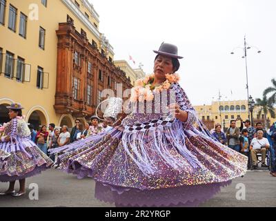 Lima, Perù. 21st maggio, 2023. Gruppo di donne che si esibiscono quando i ballerini popolari indigeni peruviani indossavano costumi tradizionali delle regioni andine scesero di nuovo per le strade del centro di Lima, come ogni domenica prima della pandemia, per diffondere le loro danze colorate e le tradizioni ancestrali. Credit: Agenzia Stampa Fotoholica/Alamy Live News Foto Stock