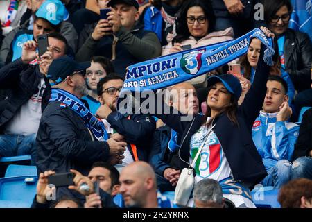 Tifosi SSC Napoli durante la Serie Una partita di calcio tra SSC Napoli e Inter allo stadio Diego Armando Maradona di Napoli, nel sud Italia, il 21 maggio 2023. Foto Stock