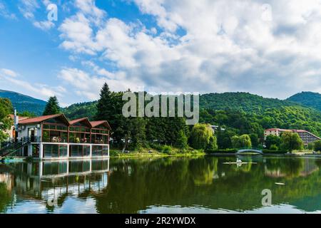 Lago a Dilijan, Armenia. Dilijan città paesaggio in Armenia. Dilijan è una popolare città turistica in Armenia Foto Stock