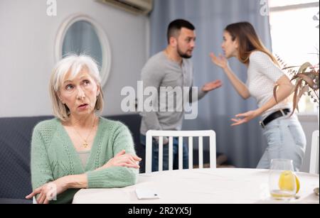 Donna matura in attesa di coppia smettere di litigare Foto Stock