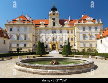 Chateau barocco in Valtice, vista con fontana, Lednice e zona Valtice, Moravia meridionale, Repubblica Ceca Foto Stock