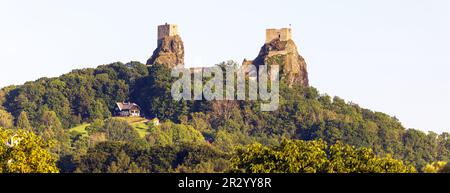 Rovine del castello di Trosky, due torri chiamate pana e baba, Paradiso ceco, Boemia, Repubblica Ceca Foto Stock