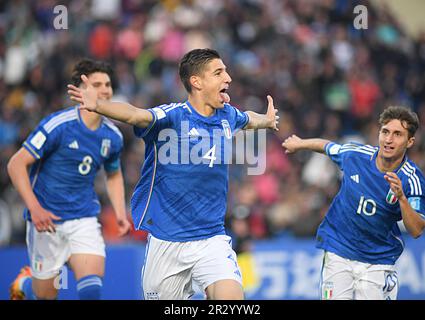 (230522) -- MENDOZA, 22 maggio 2023 (Xinhua) -- il italiano Matteo Prati (C) celebra il suo obiettivo con i compagni di squadra durante la partita di Coppa del mondo U20 di gruppo D tra Italia e Brasile a Mendoza, Argentina, 21 maggio 2023. (TELAM/Handout via Xinhua) Foto Stock