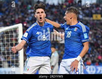 (230522) -- MENDOZA, 22 maggio 2023 (Xinhua) -- Cesare Casadei (L) festeggia il suo traguardo con il compagno di squadra Francesco Esposito durante la partita di Coppa del mondo U20 di gruppo D tra Italia e Brasile a Mendoza, Argentina, 21 maggio 2023. (TELAM/Handout via Xinhua) Foto Stock