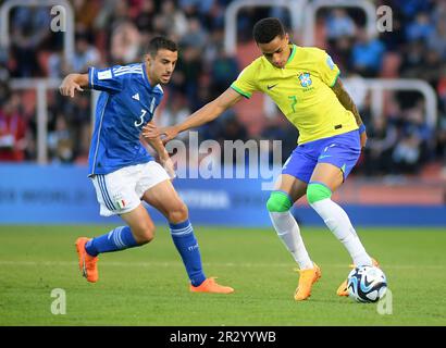 (230522) -- MENDOZA, 22 maggio 2023 (Xinhua) -- Riccardo Turicchia (L) d'Italia vies con i giovani del Brasile durante la partita di Coppa del mondo U20 di gruppo D tra Italia e Brasile a Mendoza, Argentina, 21 maggio 2023. (TELAM/Handout via Xinhua) Foto Stock