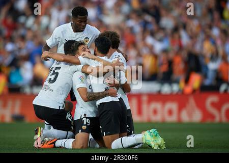 Valencia, Spagna. 21st maggio, 2023. I giocatori di Valencia celebrano il loro gol durante la partita di calcio spagnola la Liga tra Valencia CF e Real Madrid a Valencia, Spagna, 21 maggio 2023. Credit: Str/Xinhua/Alamy Live News Foto Stock