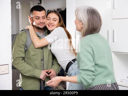 Donne giovani e mature che incontrano l'uomo a casa Foto Stock