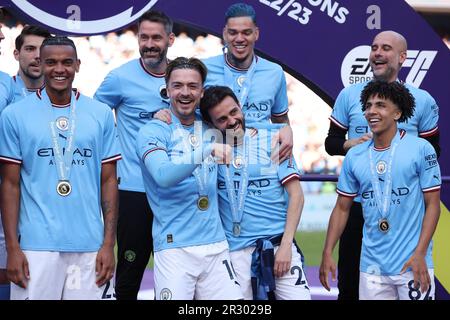 Manchester, Regno Unito. 22nd maggio, 2023. I giocatori di Manchester City festeggiano la vittoria del titolo di Premier League dopo la partita di calcio della Premier League inglese tra Manchester City e Chelsea a Manchester, in Gran Bretagna, il 21 maggio 2023. Manchester City è stata confermata come campione della Premier League 2022-2023 il sabato senza dover calciare una palla, come Arsenal sono stati picchiati 1-0 km di distanza a Nottingham Forest. Credit: Notizie dal vivo su Xinhua/Alamy Foto Stock