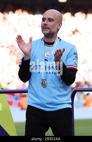 Manchester, Regno Unito. 22nd maggio, 2023. Pep Guardiola, manager della città di Manchester, celebra la vittoria del titolo di Premier League dopo la partita di calcio della Premier League inglese tra Manchester City e Chelsea a Manchester, in Gran Bretagna, il 21 maggio 2023. Manchester City è stata confermata come campione della Premier League 2022-2023 il sabato senza dover calciare una palla, come Arsenal sono stati picchiati 1-0 km di distanza a Nottingham Forest. Credit: Notizie dal vivo su Xinhua/Alamy Foto Stock